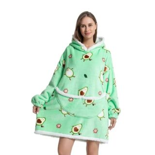 Une femme porte un grand pull vert avec des motifs d'avocat