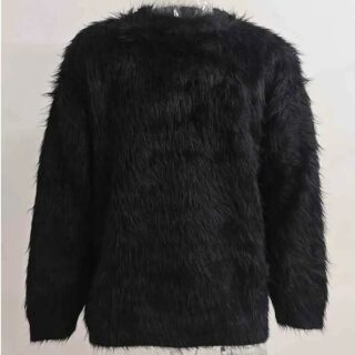 Photo d'un pull pilou pilou noir à poils longs et col rond à manches longues sur un mannequin transparent, le tout sur un fond gris