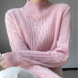 Femme portant un pull rose et étant assise.