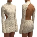 Photo d'une femme portant une robe pull dos nu en maille torsadée beige, vue de face et de dos.