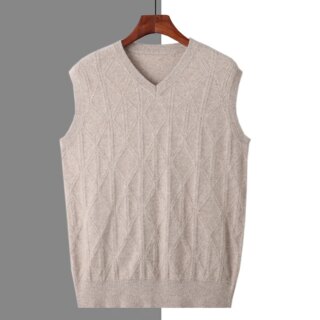 On voit un pull sans manches beige en cachemire pour hommes