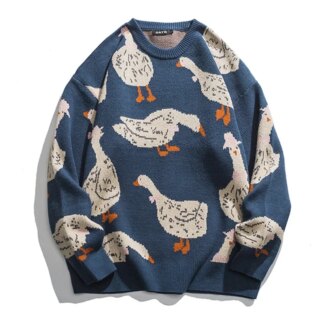 On voit un. pull moche bleu avec un motif d'oies.