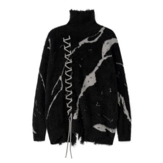 Photo d'un pull rock'n'roll noir à marbrures grises, col roulé, avec un lacet sur le côté droit de haut en bas du pull, le tout sur un fond blanc