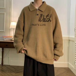 Homme portant un pull polo marron.
