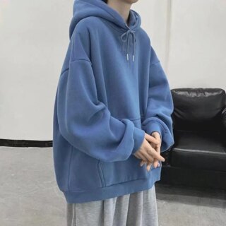 Homme portant un pull long bleu.