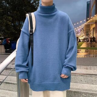 Homme portant un pull bleu long à col roulé.