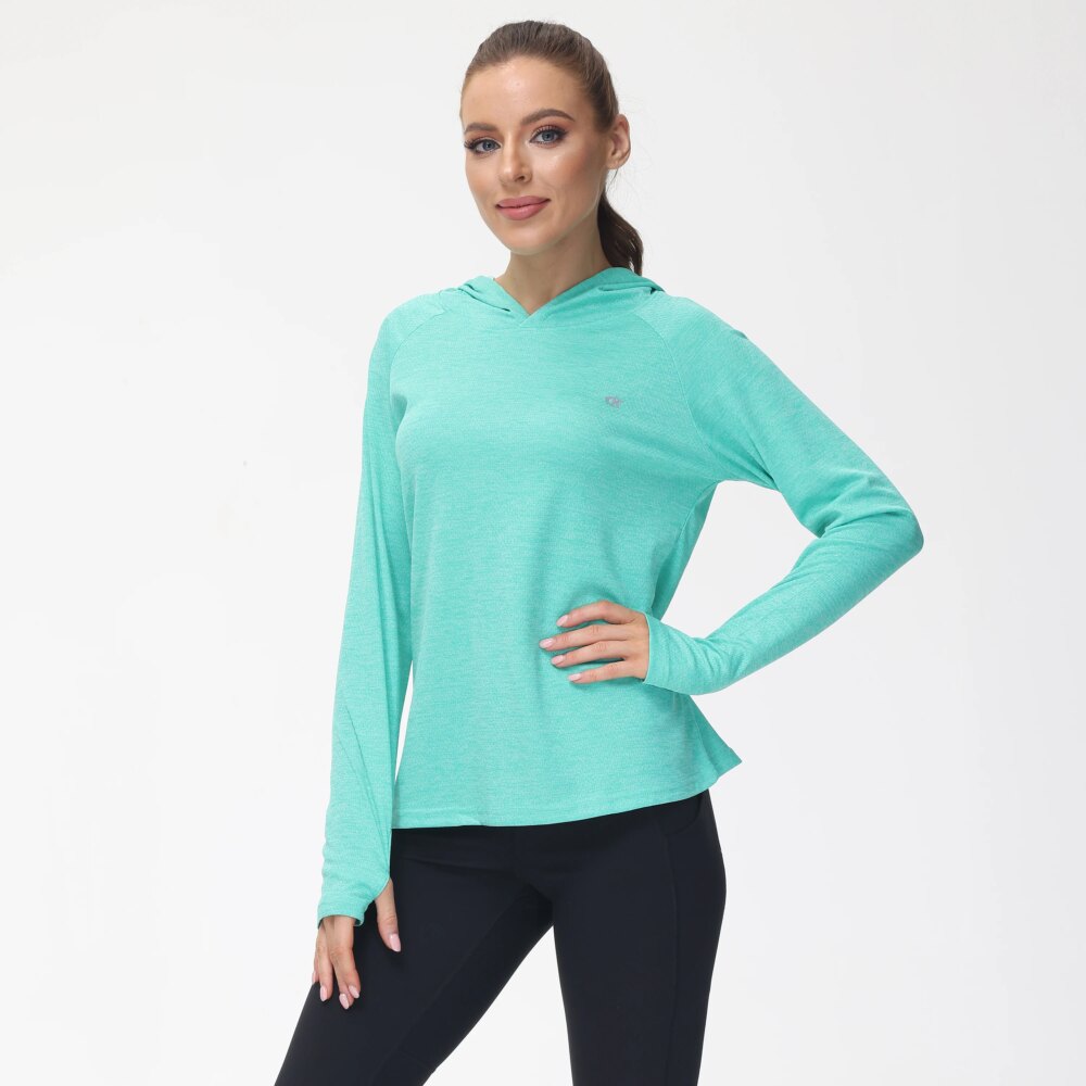 Femme portant un pull bleu sur fond blanc.