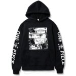 Pull noir one piece sur fond blanc.
