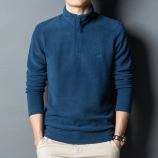 Homme portant un pull polaire bleu.
