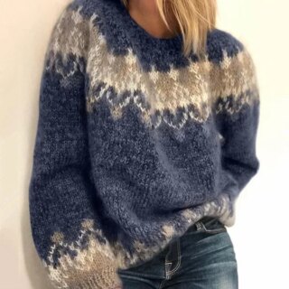 Pull jacquard bleu et beige porté par une femme