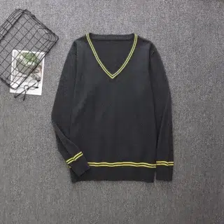 Photo d'un pull Harry Potter enfant aux couleurs de la maison Pouffesouffle à manches longues et col V sur un fond gris foncé