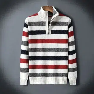 Photo d'un pull zippé rayé pour homme blanc rouge et gris sur un cintre en bois clair et le tout sur fond gris foncé