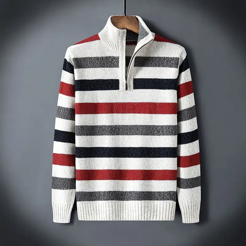 Photo d'un pull zippé rayé pour homme blanc rouge et gris sur un cintre en bois clair et le tout sur fond gris foncé