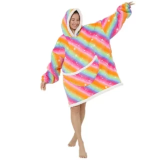 Pull large avec capuche couleur arc en ciel porté par une femme